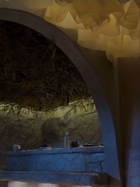 Arco circular del salón con techo de papel
