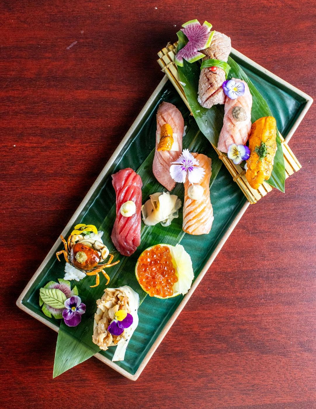 Selección de nigiri sobre hoja de bambú