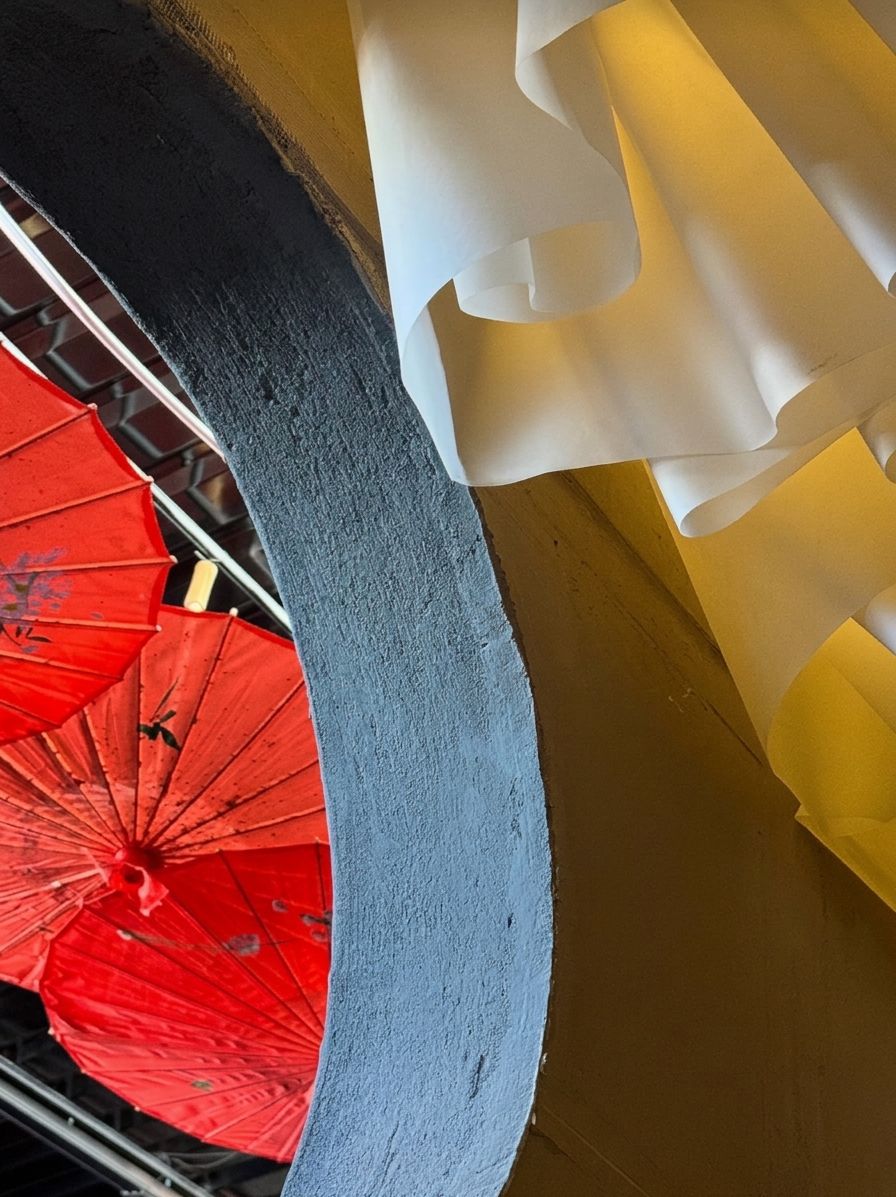 Arco circular con sombrillas rojas de papel