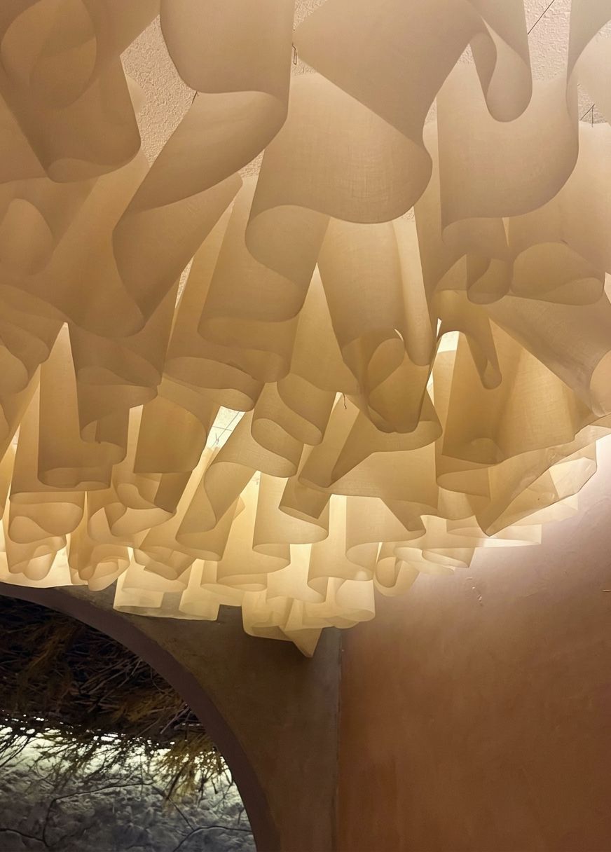 Techo de papel washi iluminado en el salón de Sumo